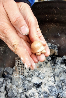 Alt-indianische Tonbearbeitung und Brand im Holzfeuer